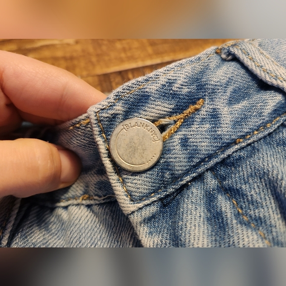 Blank NYC High Rise Tapered Leg Distressed Jeans Size 26 - Picture 10 of 12